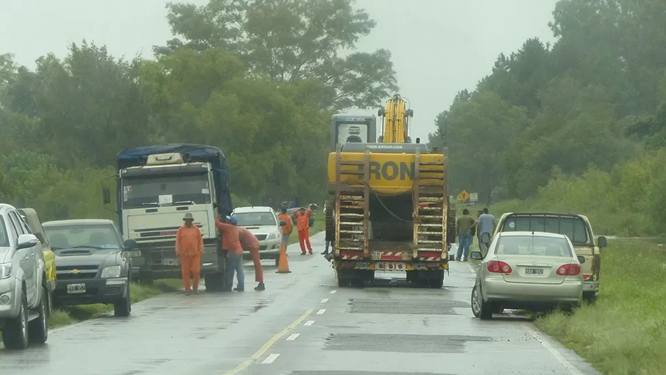 DESTROZOS. La tormenta que castigó al sur tucumano dejó aisladas a más de 600 familias. LA GACETA/FOTO DE OSVALDO RIPOLL.