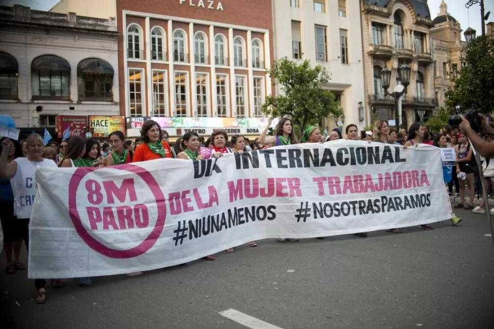 8M EN TUCUMÁN. La interpretación que molestó a los católicos se dio en el marco de la multitudinaria marcha que se realizó el miércoles y que terminó en Plaza Independencia. La realizó el grupo feminista “Socorros Rosas”. la gaceta / foto de Inés Quinteros Orio