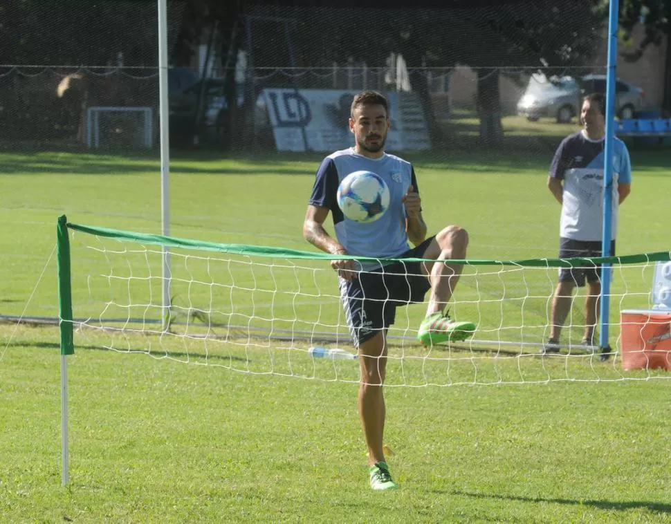 FÚTBOL TENIS. Molina, durante el entrenamiento de Atlético en Ojo de Agua. El volante volvería a jugar por los puntos luego de un calvario de más de un año.  la gaceta / foto de Antonio Ferroni (archivo)