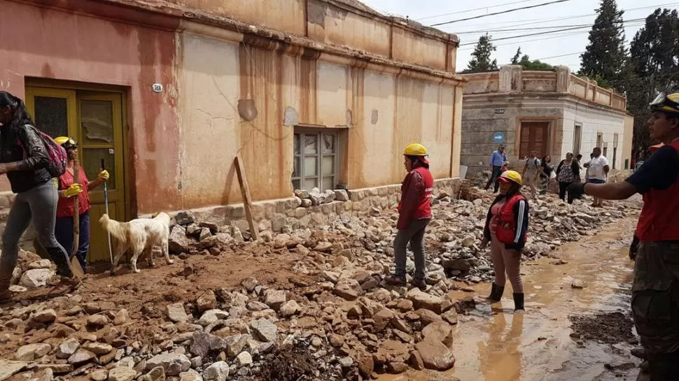 DESOLACIÓN. Demolerán 50 viviendas, afectadas por el alud. DYN.-