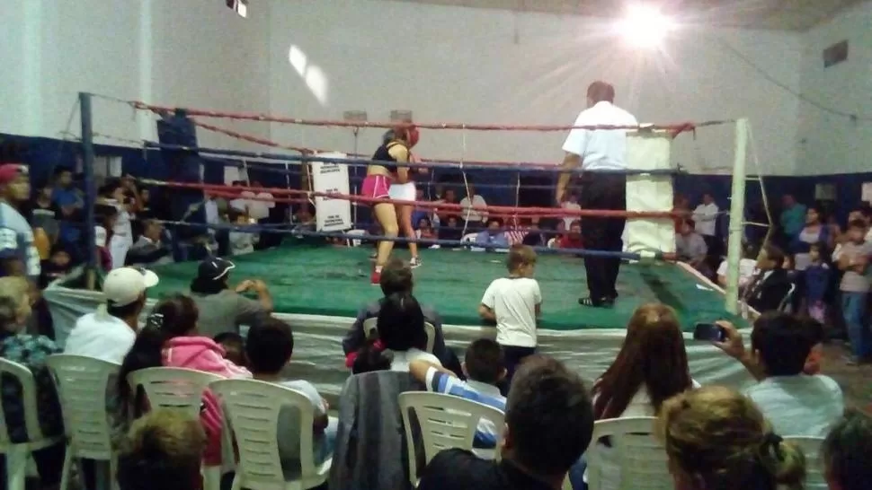 ARREMETE. La ganadora, Cantos ataca a Valdez en una buena pelea. foto de Asociación Tucumana de Boxeo
