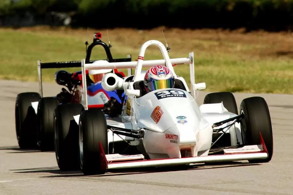 A BUEN RITMO. Carlos Moreira Gibilisco avanza con el monoposto de elaboración propia en el taller de calle San Lorenzo. Ayer, se clasificó 7° en el circuito cordobés. FOTO DE JORGE VEGA 