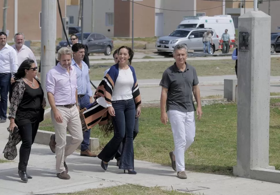 EN SAN MIGUEL. Macri, junto con Frigerio y Vidal, recorre un complejo construido con préstamos del programa. dyn