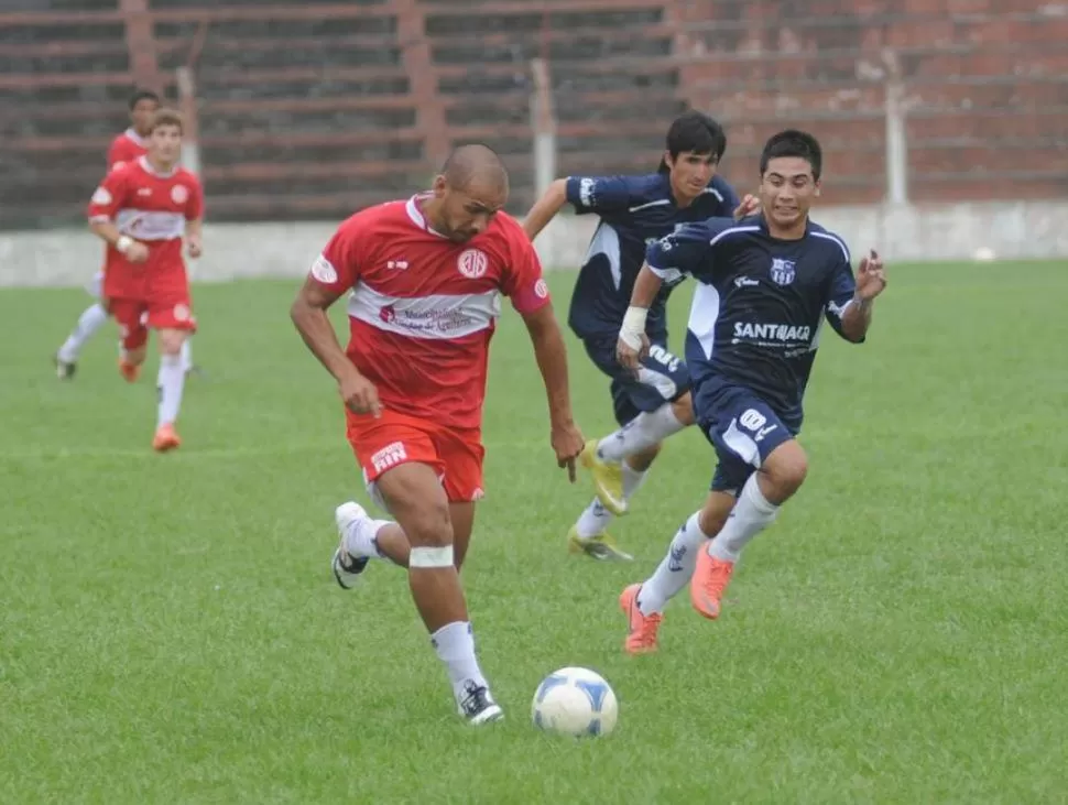 PELIGRO. Moreno, goleador de Marapa. 