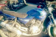 Motochorros quisieron robar un celular de una camioneta en movimiento y terminaron en el piso