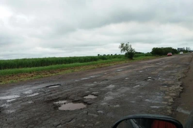 La ruta 302 se ha convertido en una carrera de obstáculos y hay que circular por la banquina