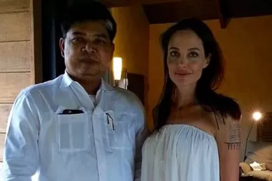 ¿Desesperada? Angelina Jolie se tatuó la espalda para salvar su matrimonio con Brad Pitt