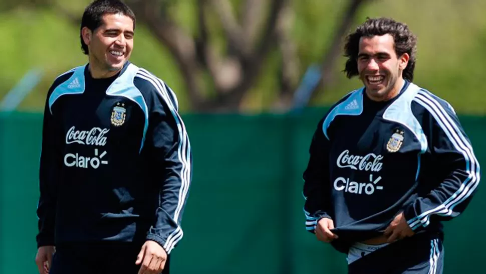 JUAN ROMÁN RIQUELME Y CARLOS TEVEZ (ARCHIVO)