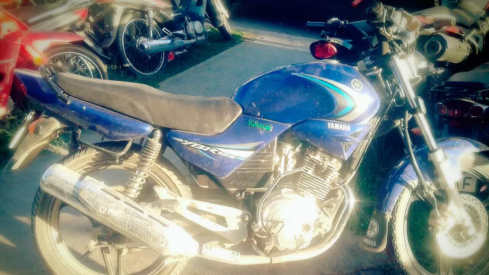 Motochorros quisieron robar un celular de una camioneta en movimiento y terminaron en el piso