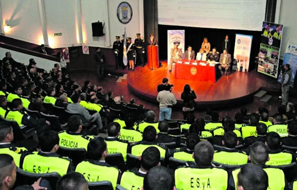 CONVENIO. El acuerdo fue sellado el año pasado. De aprobarse, sería la primera carrera virtual de la UNT con la que se podría acceder a un título universitario.  archivo