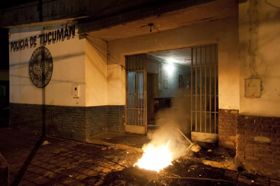 LA MANIFESTACIÓN. Quemaron cubiertas en la comisaría de la localidad. LA GACETA / FOTO DE INÉS QUINTEROS ORIO