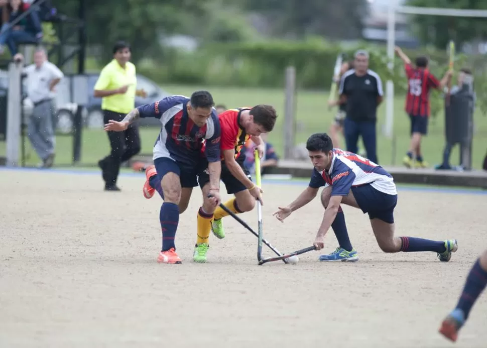 PALOS CRUZADOS. Santiago Dilascio (centro) trata de superar a Omar Decataldo (izquierda), en un ataque “purpurado”. la gaceta / foto de Adrián Lugones