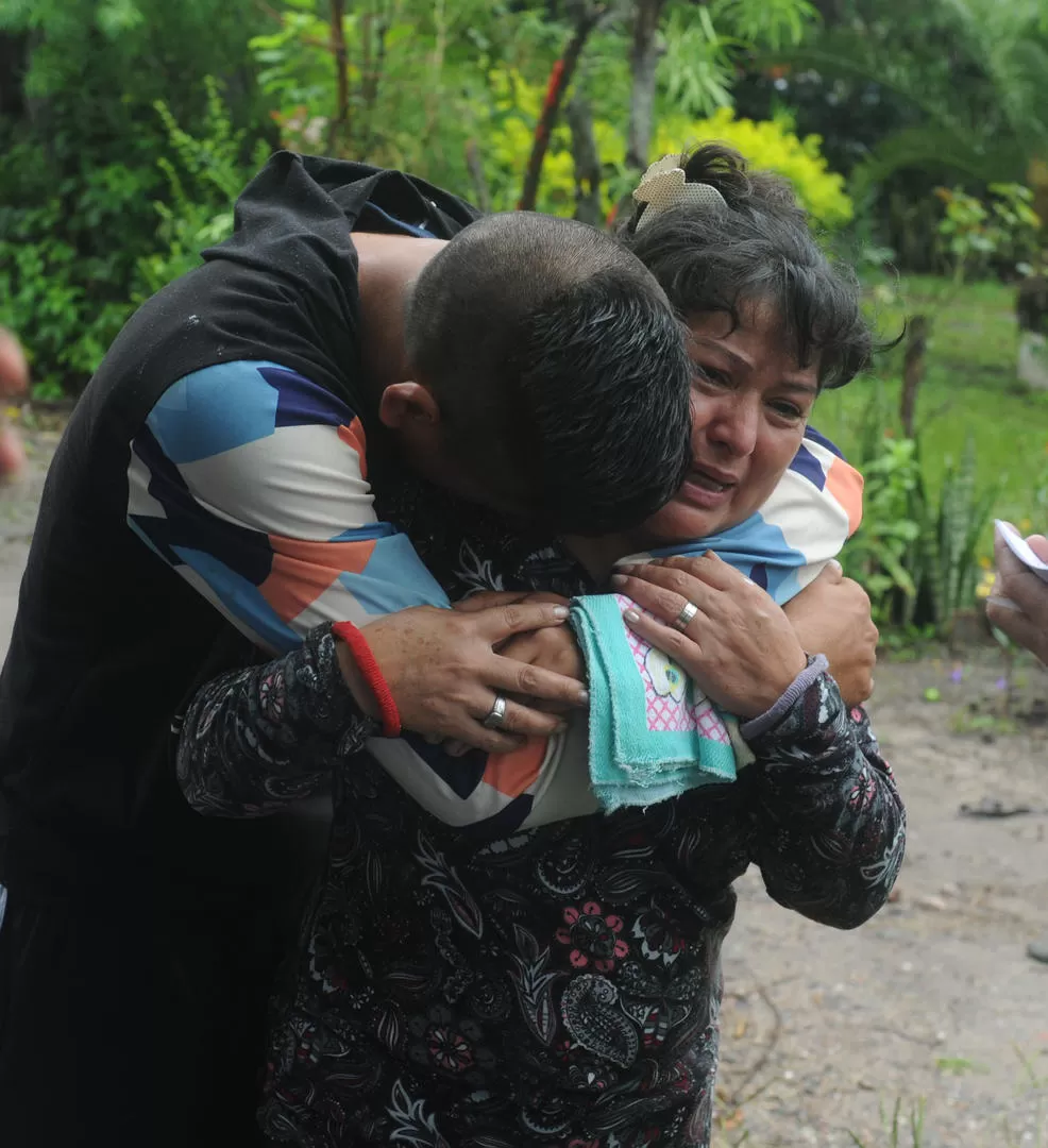 SIN CONSUELO. Un hijo y la esposa de la víctima se abrazan. “Lo mataron cobardemente, como a un perro, no era necesario que lo asesinaran”, lloró ella. la gaceta / fotos de Antonio Ferroni