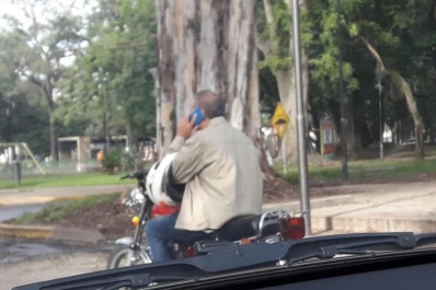 A dejar el celular mientras se conduce