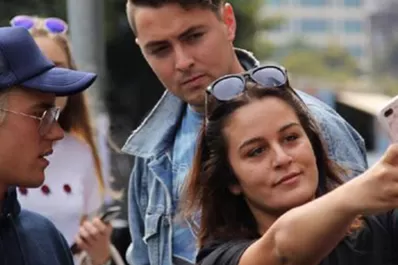 Justin Bieber hizo llorar a una fan que le pidió un autógrafo: me das asco