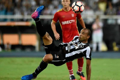 Estudiantes perdió en Brasil y se complicó