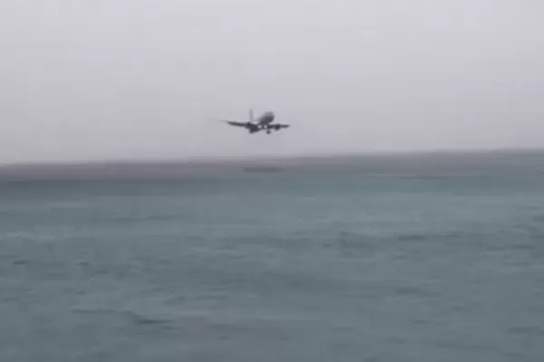 Video: un avión casi cae al océano en un intento de aterrizaje