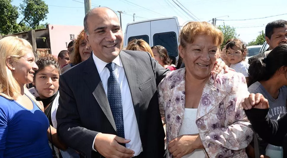 EN LA CAPITAL. El gobernador Manzur habilitó ayer tres módulos habitacionales en el barrio Juan Pablo I. comunicación pública