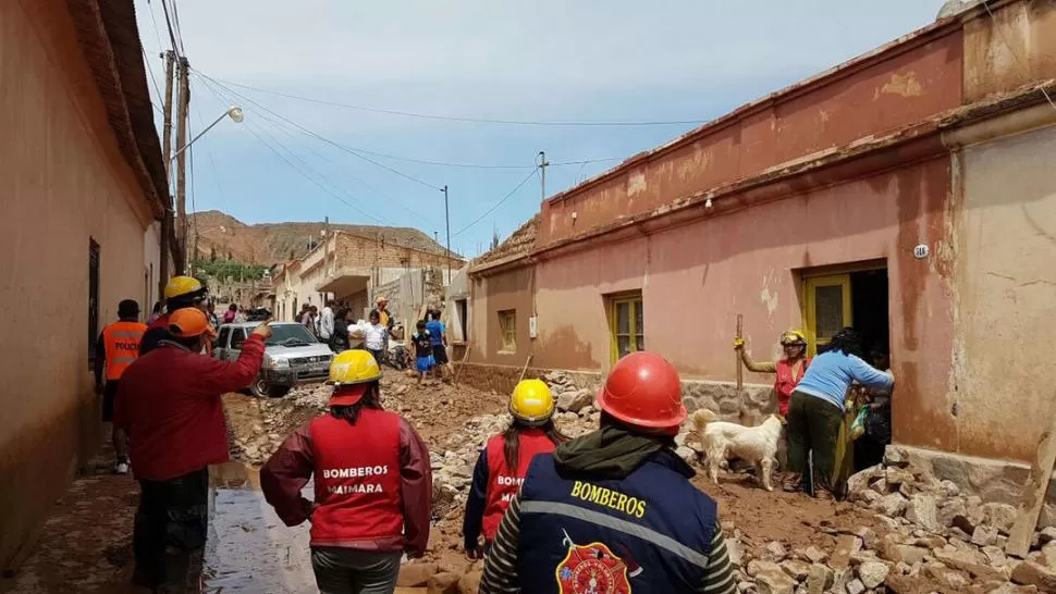 PIEDRAS Y BARRO. El alud afectó la semana pasada a seis barrios de Tilcara. TÉLAM.-