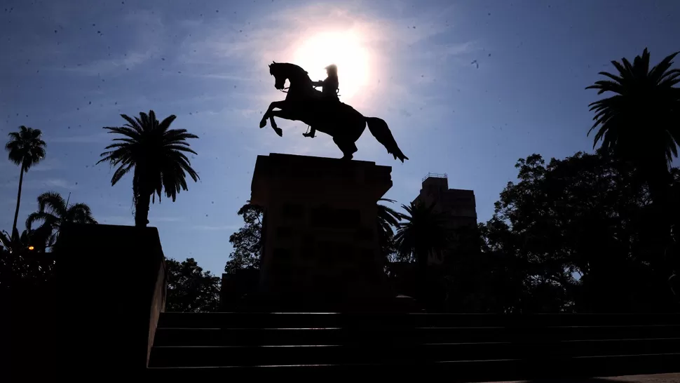 PLAZA SAN MARTÍN. El sol se levanta por detrás del monumento. LA GACETA / FRANCO VERA