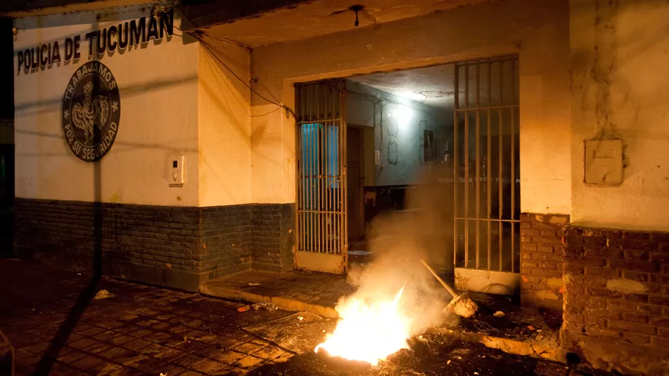 DELFIN GALLO. Los vecinos protestaron frente a la comisaría. ARCHIVO