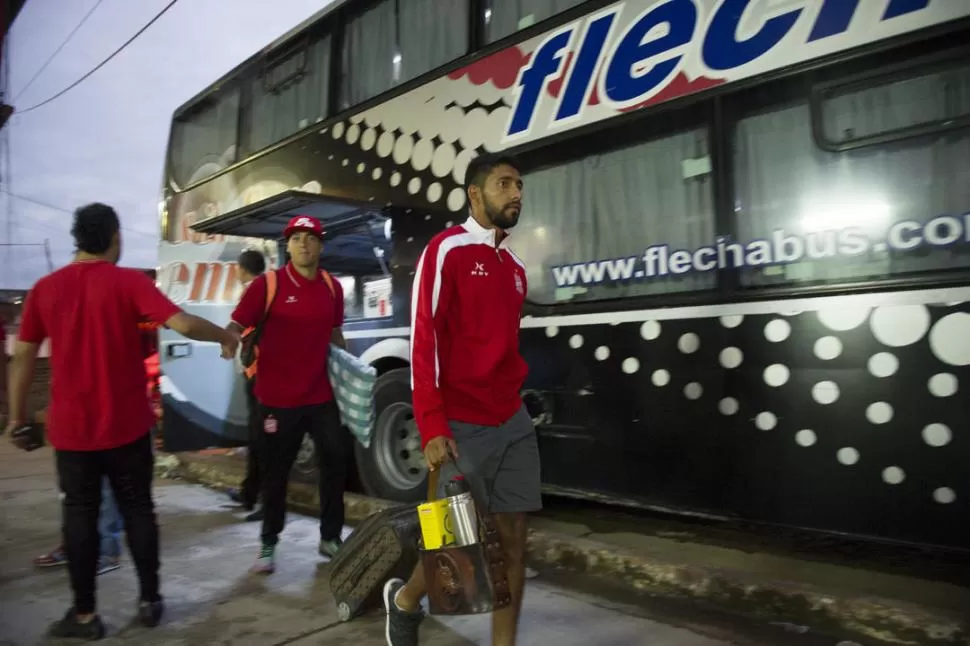 CON TODA LA FE. García camina hacia el colectivo que trasladó al plantel hasta Pergamino. El volante tiene mucha confianza de cara al duelo contra Douglas Haig: “hay que seguir sumando”, dijo. la gaceta / FOTO DE JORGE OLMOS SGROSSO