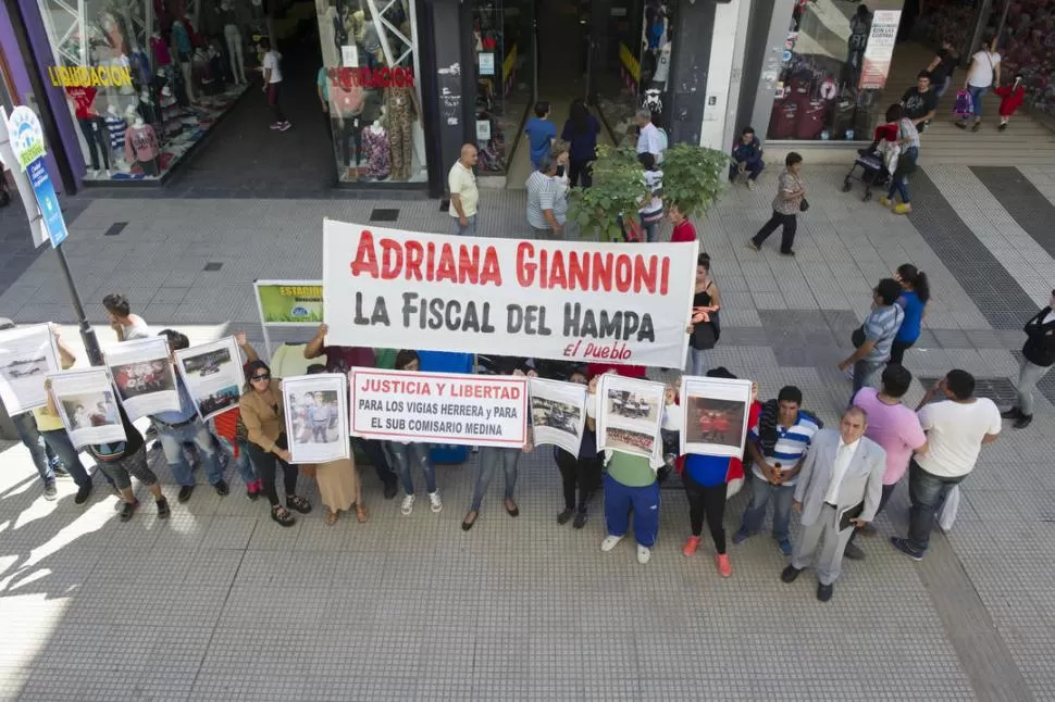 ACUSACIÓN. El grupo le dedicó una dura pancarta a la fiscala Giannoni. la gaceta / foto de jorge olmos sgrosso