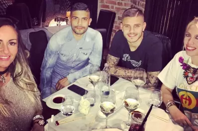 Wanda y su look para la cancha: tacos, jeans y un buzo de $ 40.000