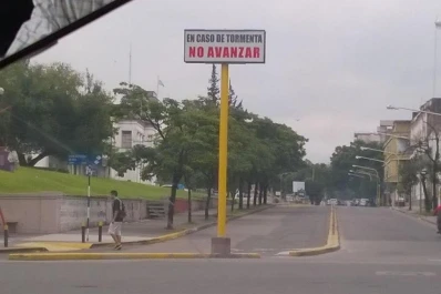 Advertencia sobre un cartel ubicado en 24 de Septiembre y Bernabé Aráoz