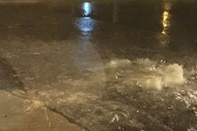 Pérdidas de aguas cloacales inundan las calles de Lomas de Tafí