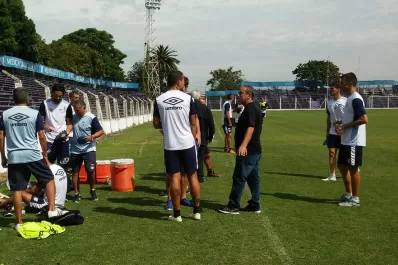 Lavallén paró al equipo que saldría a la cancha ante Peñarol