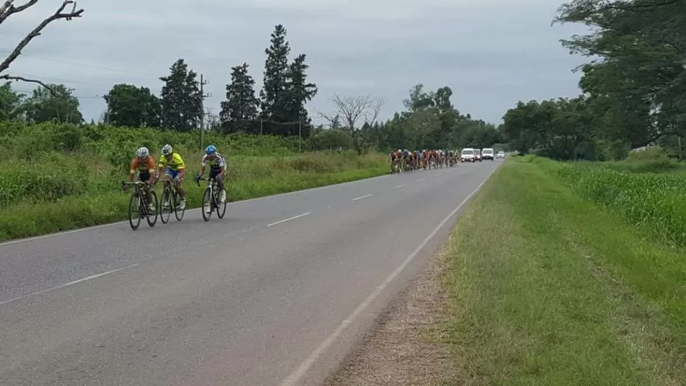 A TODA VELOCIDAD. Martín Mora encabeza el pelotón de tres ciclistas que intentó escaparse del resto de los corredores en la ruta provincial 305. En la otra imagen, el español Javier Sardá Pérez (derecha) aparece entre los ciclistas destacados. ASOCIACIÓN CICLISTA TUCUMANA
