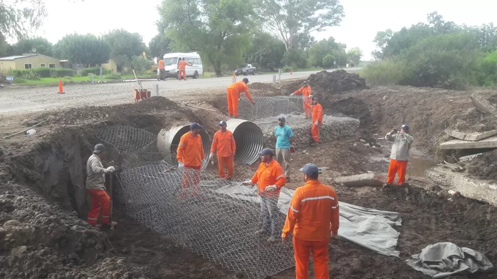 EN PLENO TRABAJO. Los operarios arman y construyen gaviones al costado de la calzada. FOTO TOMADA DE TWITTER.COM/CSRTUCUMAN