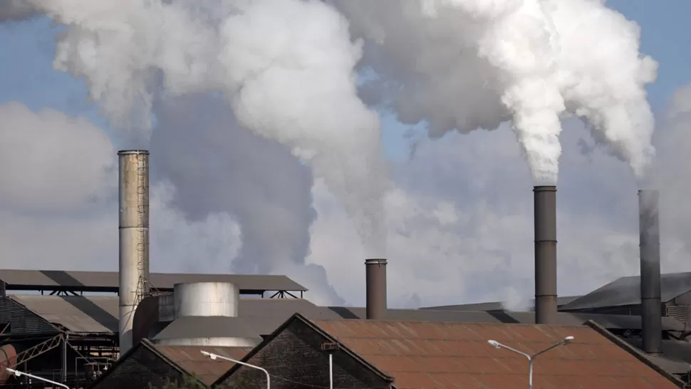 INGENIO CONCEPCIÓN. Las chimeneas de la fábrica, durante un período de zafra. ARCHIVO