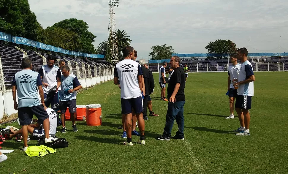 CONCENTRADOS. Los jugadores de Atlético sintieron el calor de Montevideo. LA GACETA/FOTO DE EDU RUIZ