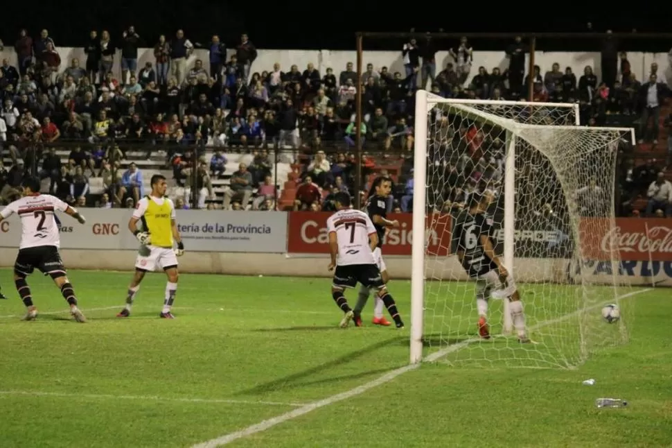 LA SENTENCIA. Los jugadores de Douglas comienzan a festejar tras el disparo de Raúl Poclaba y el error del arquero de San Martín, Nicolás Carrizo, que no pudo contener un remate y perdió el balón. foto de sergio perrota / la opinión de pergamino