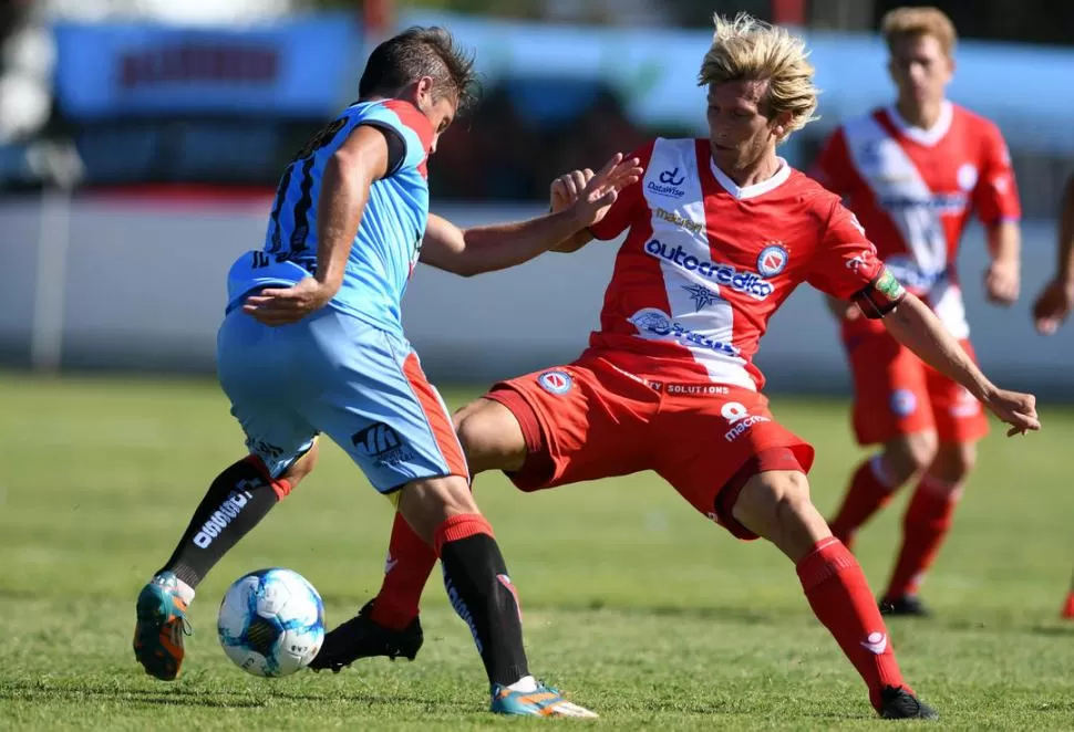 DUELO. Gastón Machín, volante de Argentinos, busca quedarse con el balón.  telam
