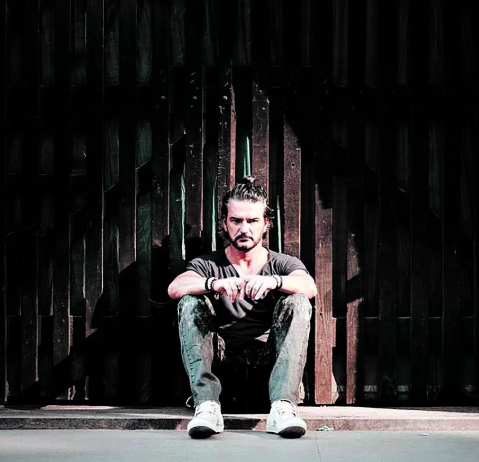 NUEVO LOOK. Barba y rodete usa ahora Arjona, que no viene desde 2015. Twitter.-