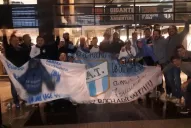 A pesar de la lluvia, los hinchas de Atlético llegaron al hotel para alentar al equipo