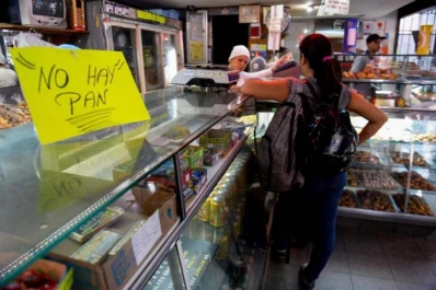 Los venezolanos padecen la falta de pan, pese a los controles que implementó Maduro