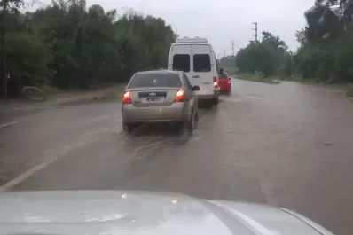 Debido a la lluvia, el agua cubrió la ruta 38 a la altura de La Invernada