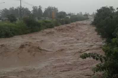 El agua del Canal Norte alcanzó niveles alarmantes
