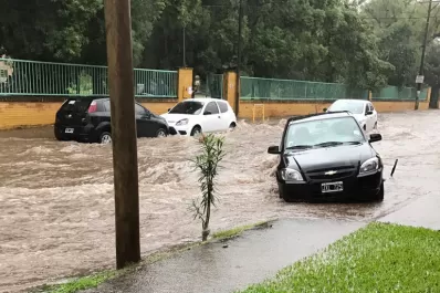 La tormenta se llevó los autos de los docentes de la escuela García Hamilton