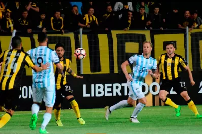 A Atlético no lo acompañó la suerte y cayó en Montevideo