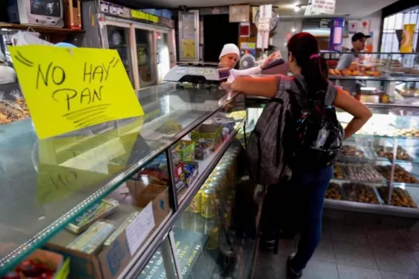 Los venezolanos padecen la falta de pan, pese a los controles que implementó Maduro