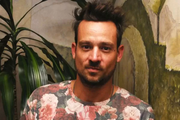 Una vez más y van... Chano chocó mientras intentaba estacionar su auto