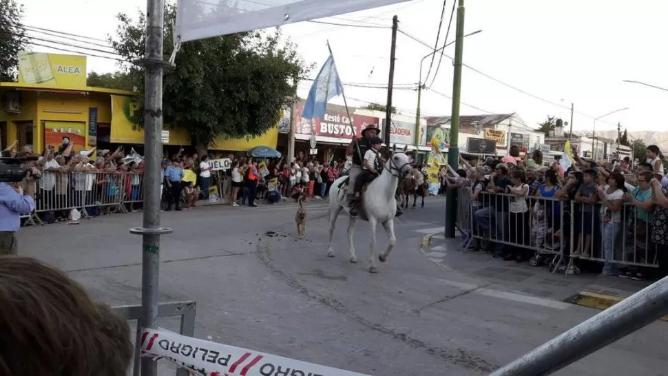 LLEGADA A LA VILLA. Los fieles recibieron a los jinetes con aplausos.  