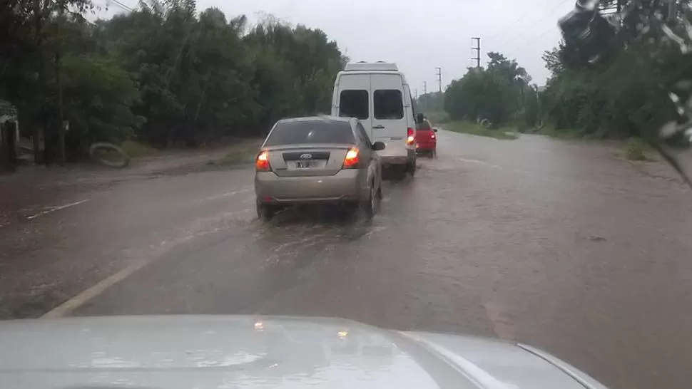 Debido a la lluvia, el agua cubrió la ruta 38 a la altura de La Invernada