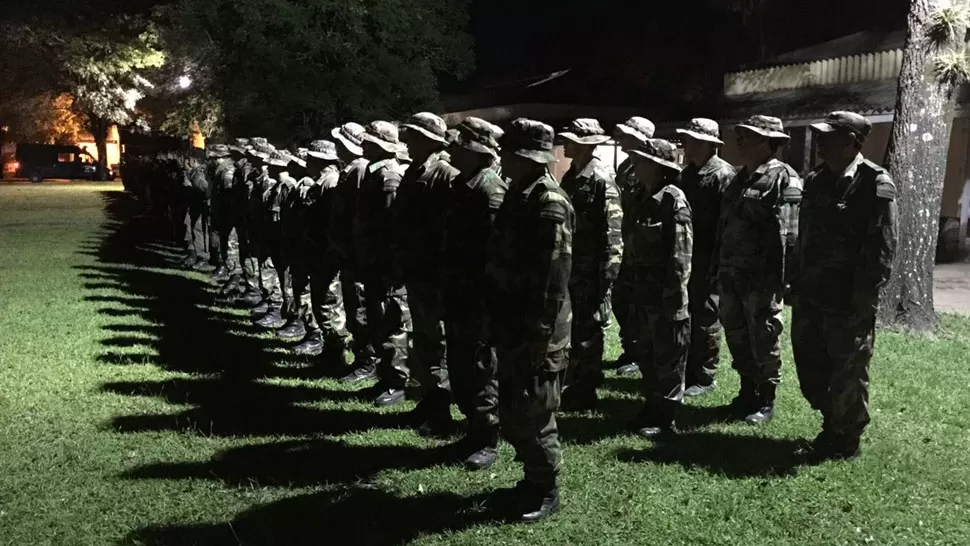 EN ITATÍ. Personal de Gendarmería Nacional, antes de los allanamientos que desarticularon la banda narco. DYN