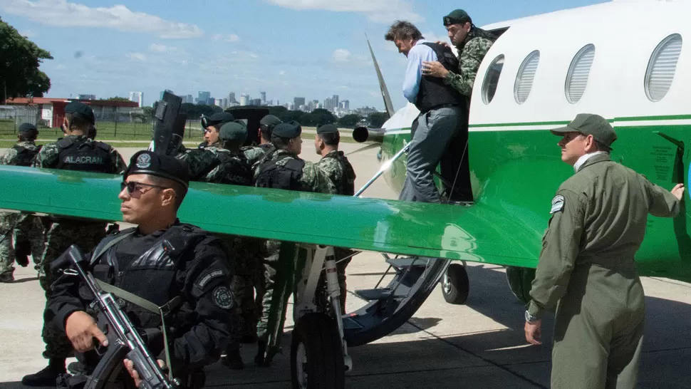 EN AEROPARQUE. Milani baja del avión de Gendarmería que lo trasladó a Buenos Aires. DYN